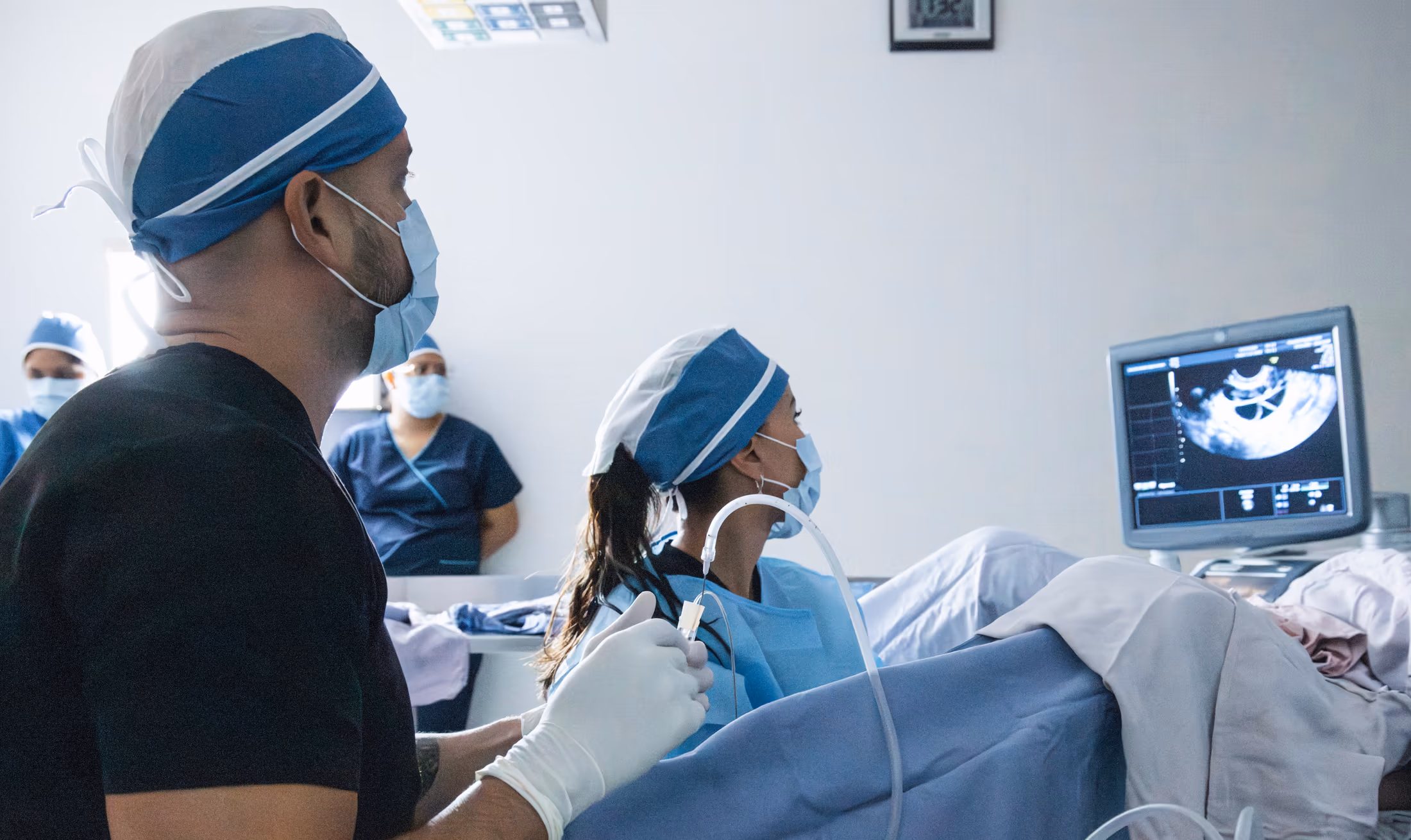 Equipo médico moderno y profesional.